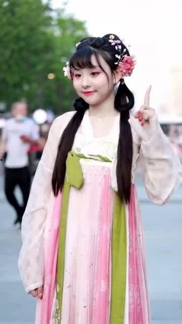 吃瓜汉服小姐姐,吃瓜小姐姐的时尚演绎