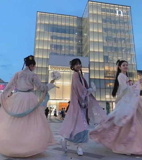 吃瓜汉服小姐姐,吃瓜小姐姐的时尚演绎