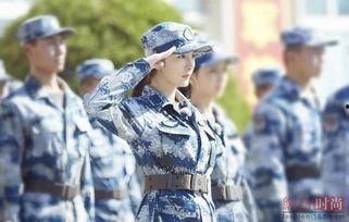 吃瓜军装女