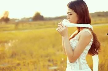 背着老婆吃瓜,揭秘夫妻间的趣味生活瞬间