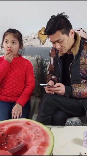 背着老婆吃瓜,揭秘夫妻间的趣味生活瞬间