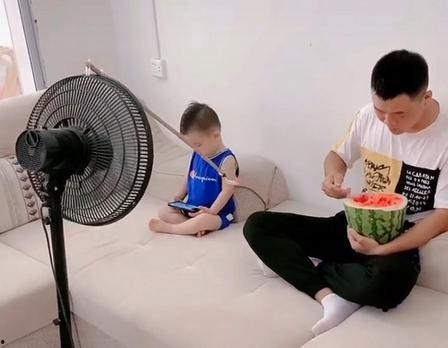 慵懒吃瓜照片,捕捉夏日悠闲时光