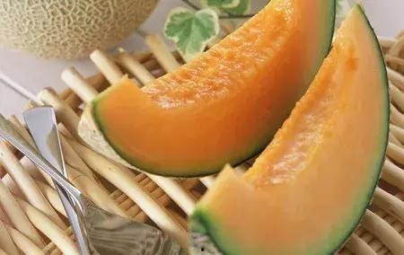 吃哈密瓜越吃越渴