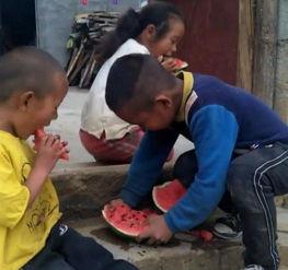 兄妹吃瓜动作,温馨瞬间定格