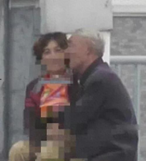 大爷大妈吃瓜看戏,吃瓜看戏乐翻天