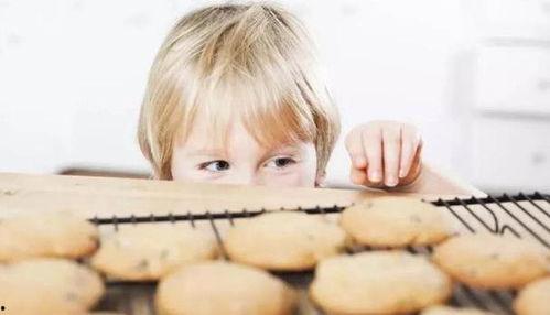 男子带着小孩吃瓜