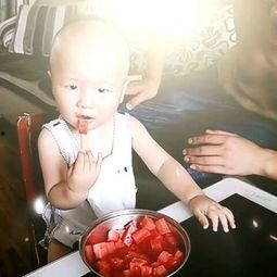 瓜妈和瓜爸带瓜哥一起吃,瓜爸瓜妈携手瓜哥共享美味时光